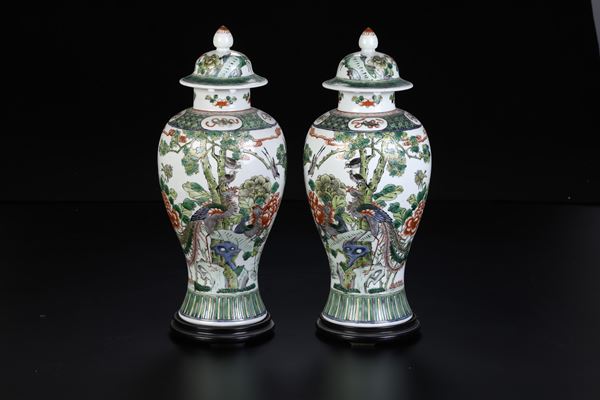Coppia di potiches in porcellana Famiglia Verde raffigurante scena naturalistica con fenici e uccelli, Cina,  fine XIX secolo