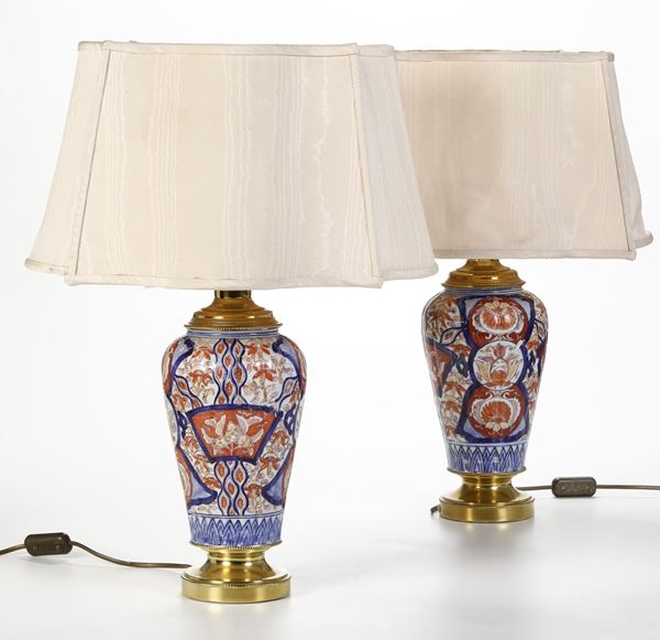 Coppia di vasi in porcellana Imari con montatura in bronzo dorato, Giappone, periodo Meiji (1868-1912)
