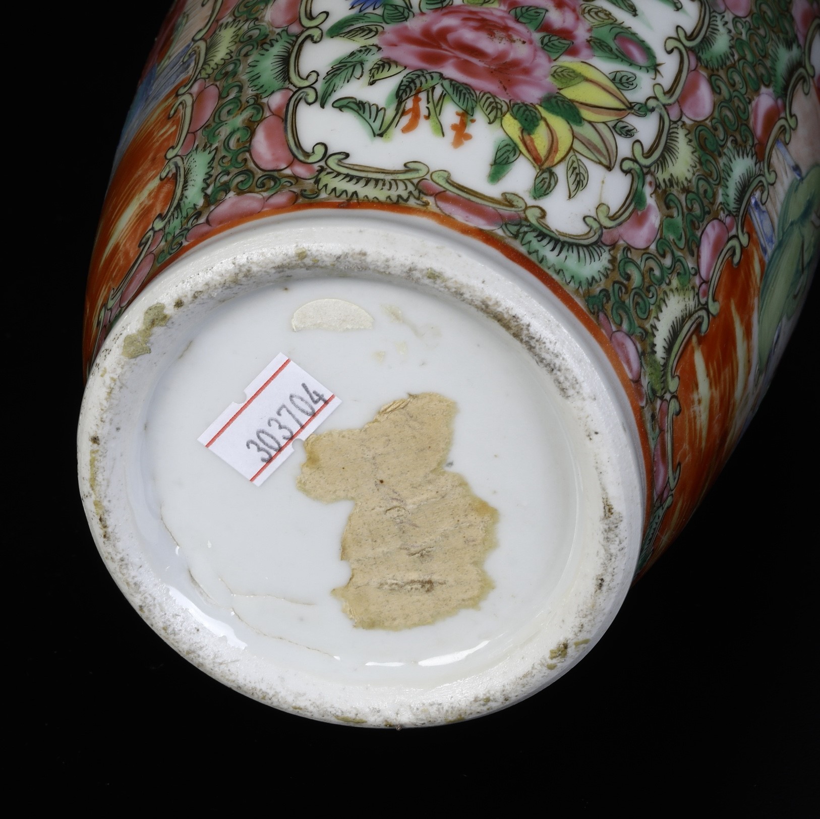 Cina, Dinastia Qing, Coppia di vasi in porcellana Canton con scene di corte e decori a rilievo