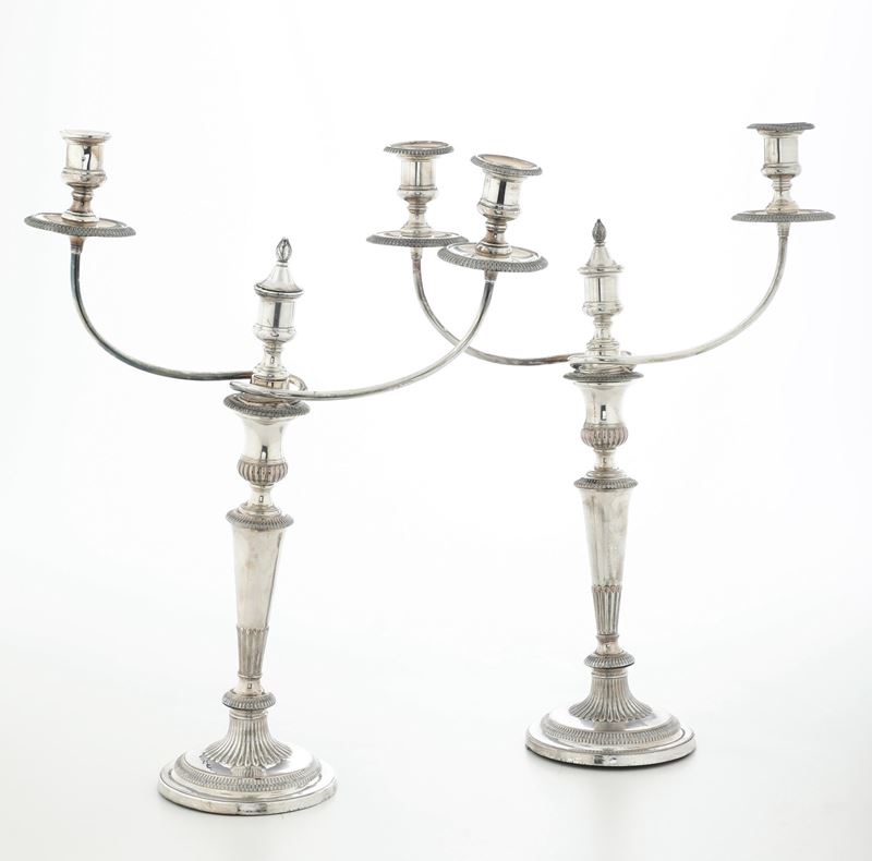 Coppia candelieri a due fiamme in metallo. XX secolo  - Asta Antiquariato - Cambi Casa d'Aste