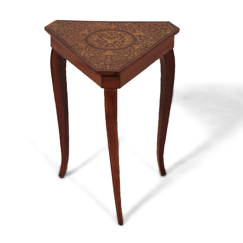 Tavolino con piano triangolare intarsiato. XX secolo  - Asta Antiquariato - Cambi Casa d'Aste