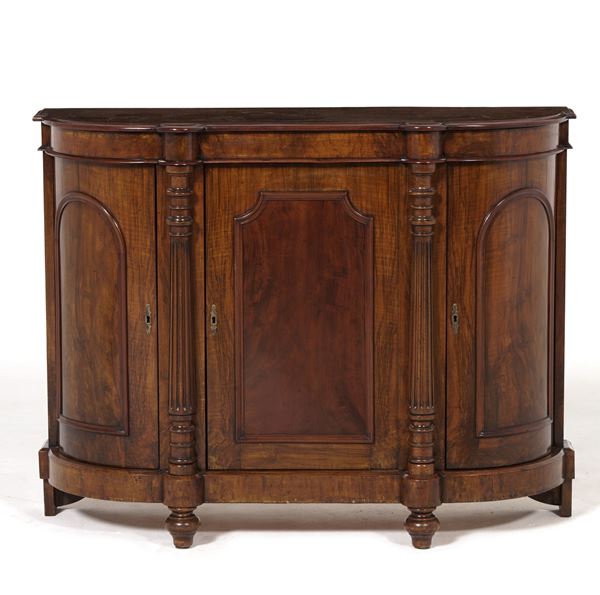 Credenza a tre ante pannellate. XX secolo