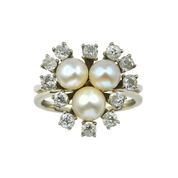 Anello con perle e piccoli diamanti