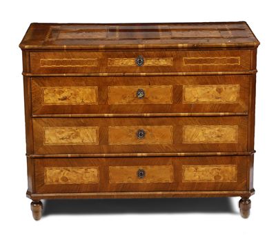 Comò in Legno Lastronato ed Intarsiato a Quattro Cassetti. XIX-XX Secolo
