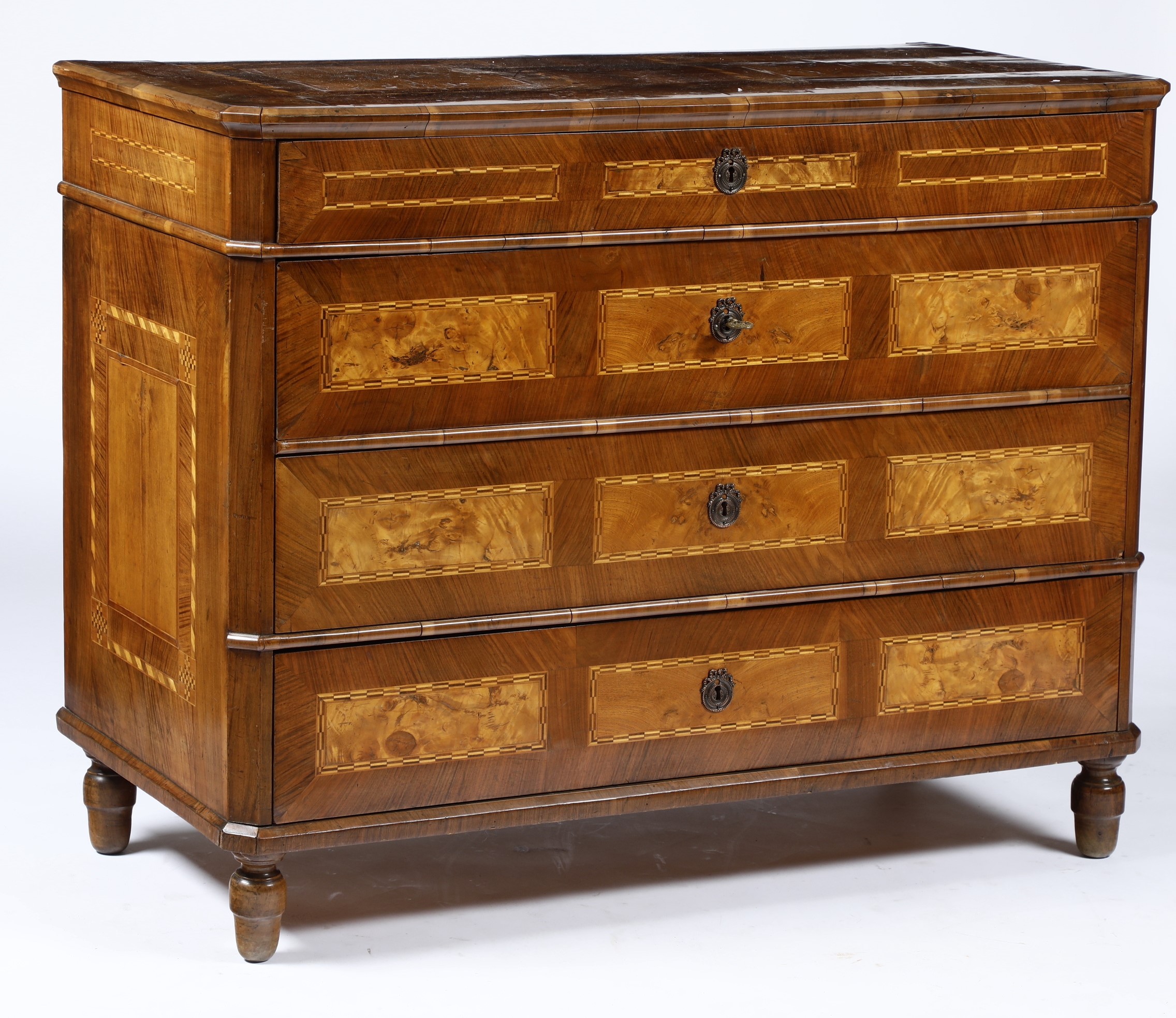 Comò in Legno Lastronato ed Intarsiato a Quattro Cassetti. XIX-XX Secolo