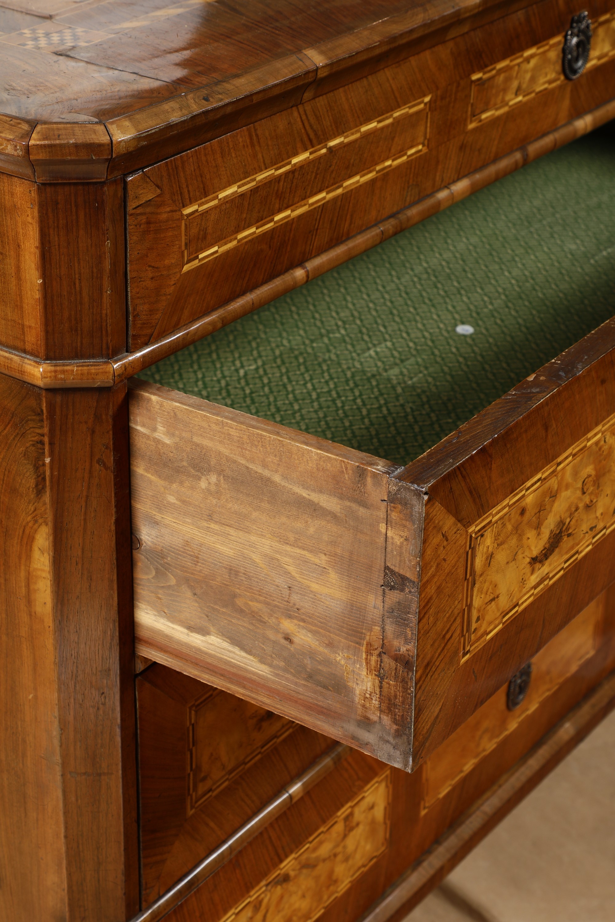 Comò in Legno Lastronato ed Intarsiato a Quattro Cassetti. XIX-XX Secolo
