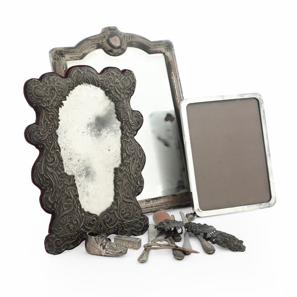 Lotto di oggetti e cornici in argento