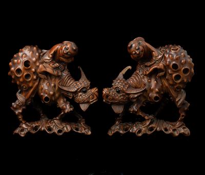Coppia di Sculture in Legno di Frutto Raffiguranti Figure su Bufali, Cina, XIX Secolo