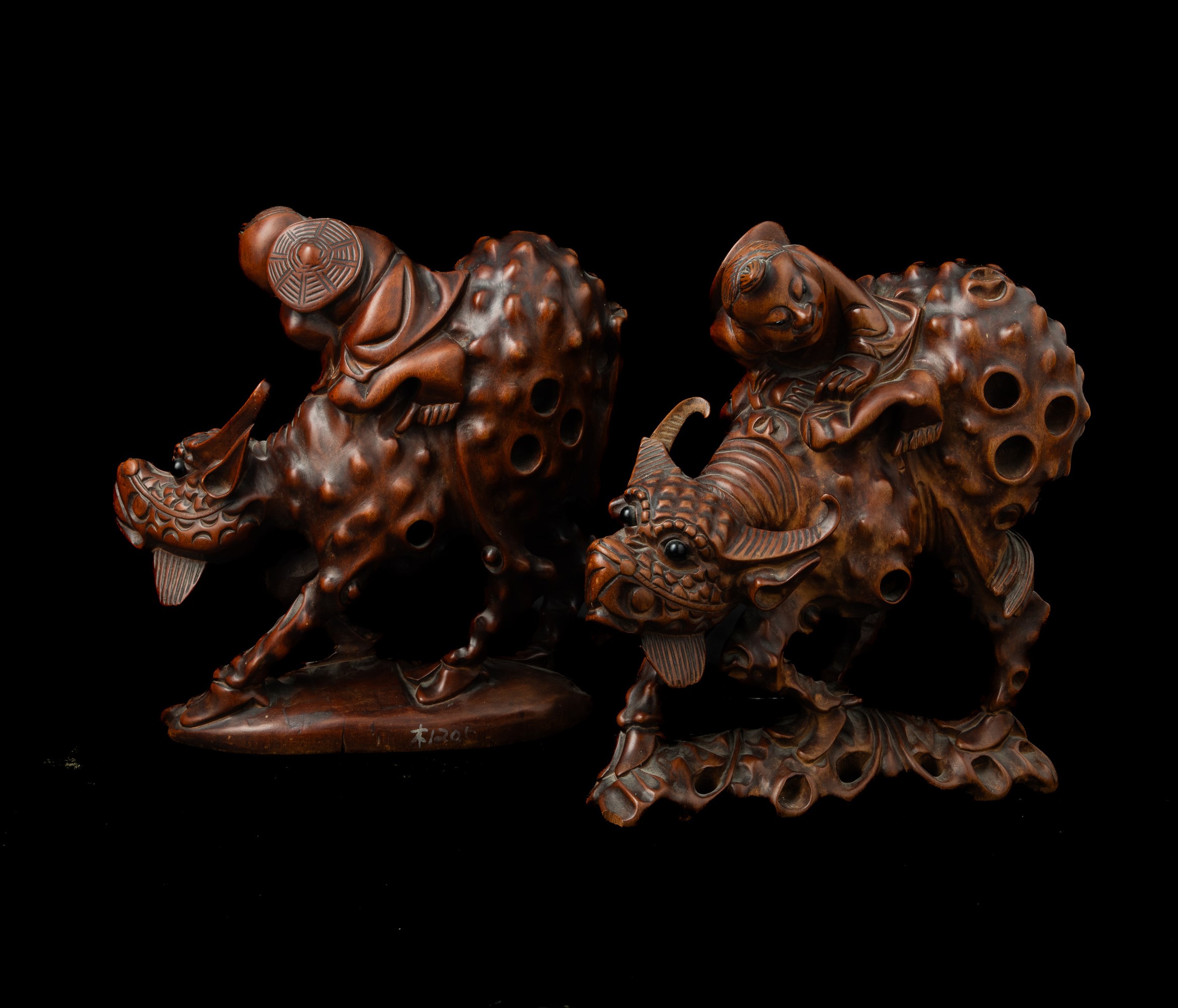 Coppia di Sculture in Legno di Frutto Raffiguranti Figure su Bufali, Cina, XIX Secolo
