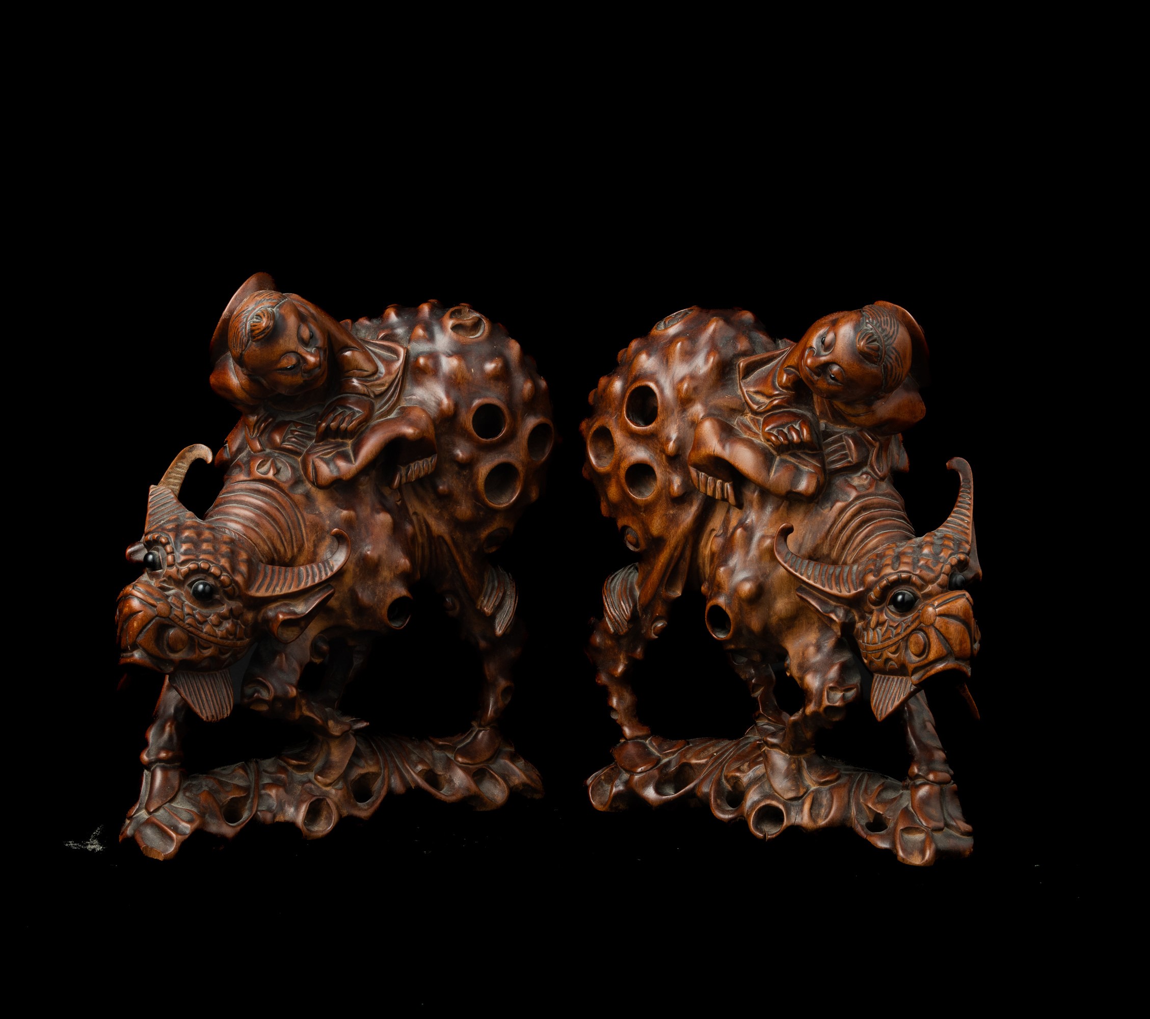 Coppia di Sculture in Legno di Frutto Raffiguranti Figure su Bufali, Cina, XIX Secolo