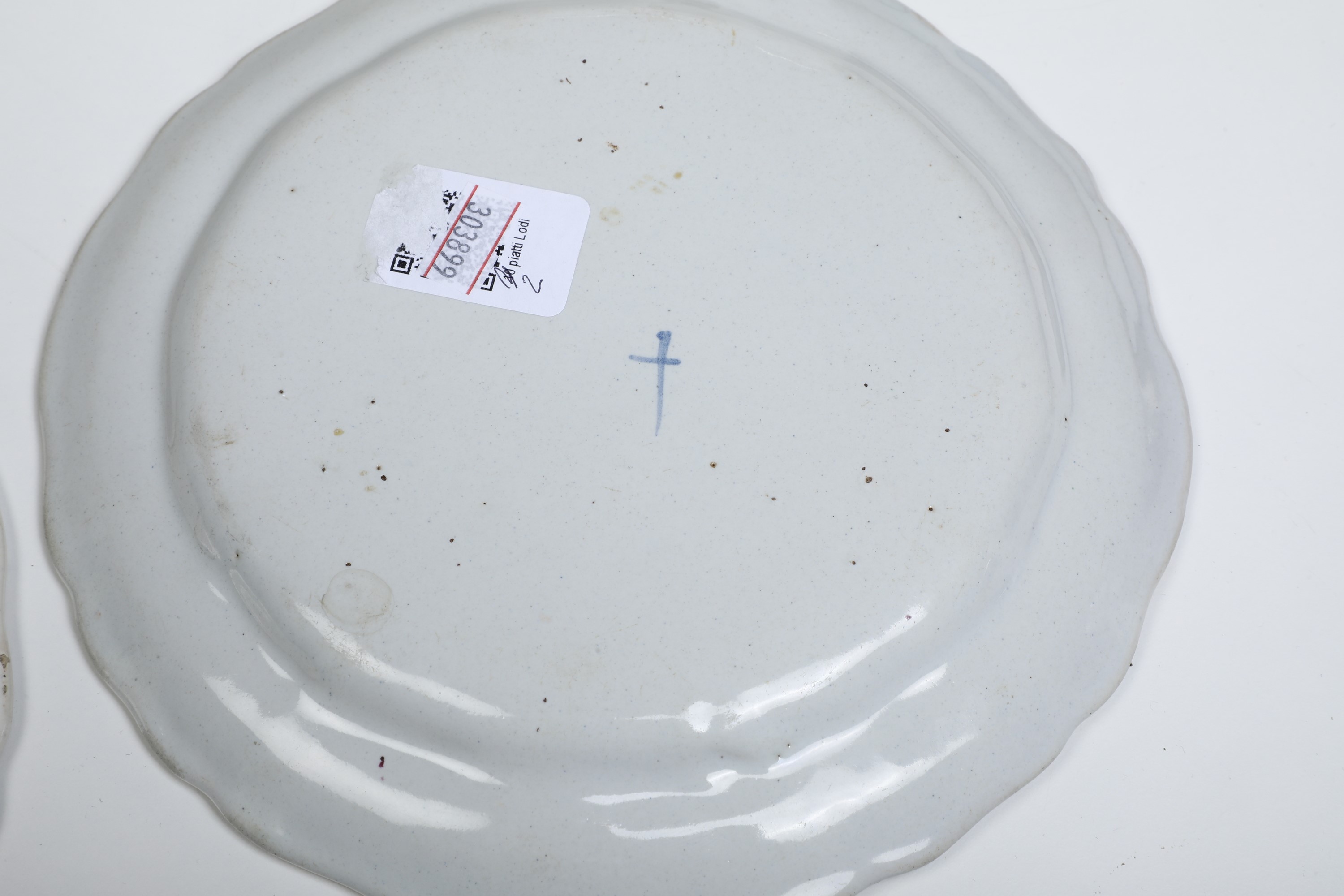 Lodi, Fabbrica di Antonio Ferretti, Due piatti in maiolica policroma (terzo quarto del XVIII seco...