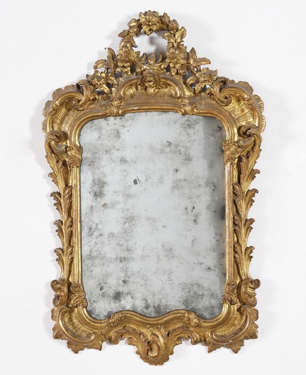 Specchiera con cornice in legno intagliato e dorato. XIX secolo