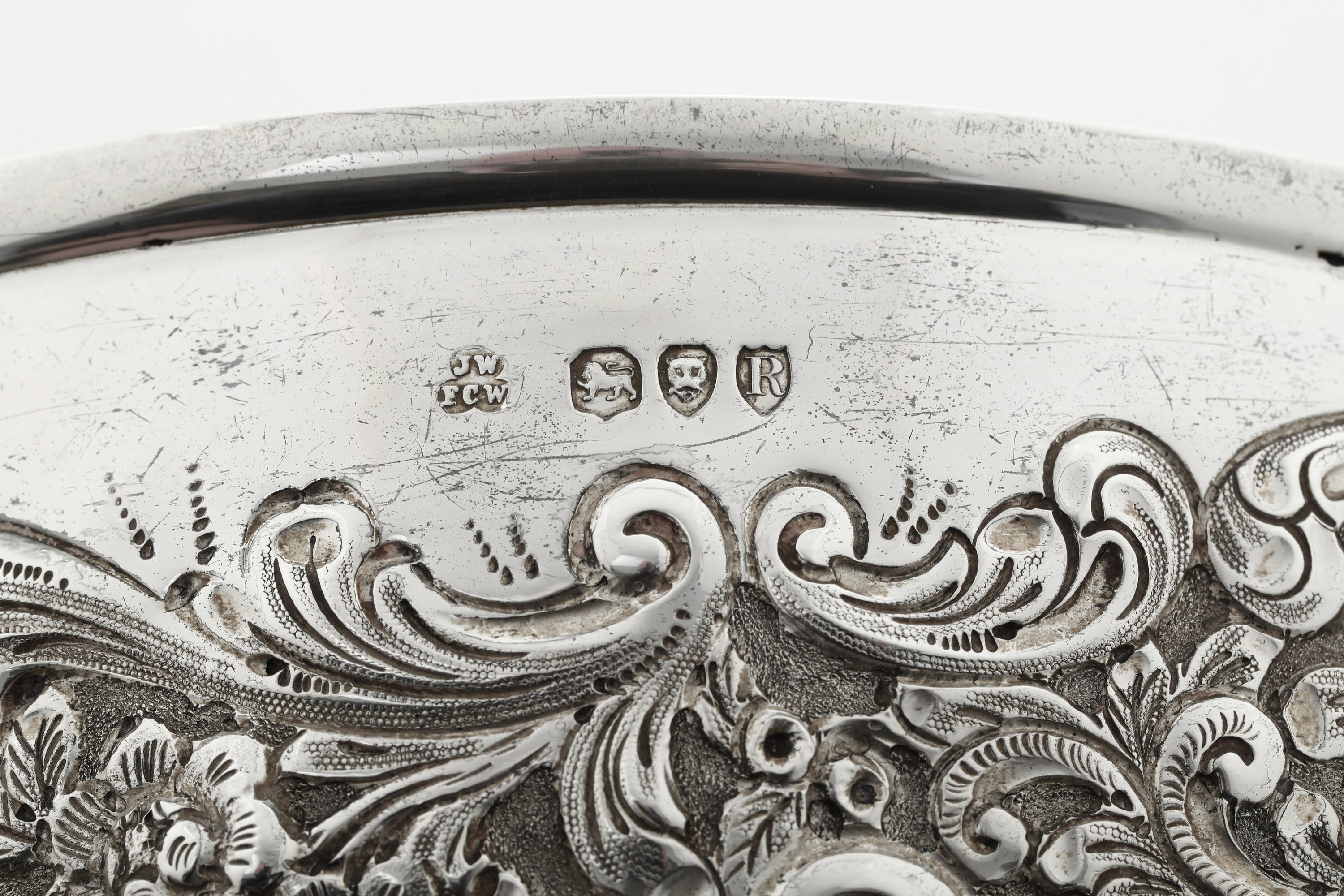 Wakely & Wheeler, Bowl in argento fuso sagomato e cesellato (Londra, 1892)