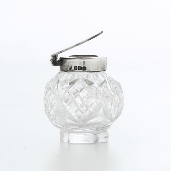 Calamaio in cristallo con coperchio in argento. Città di Sheffield 1904