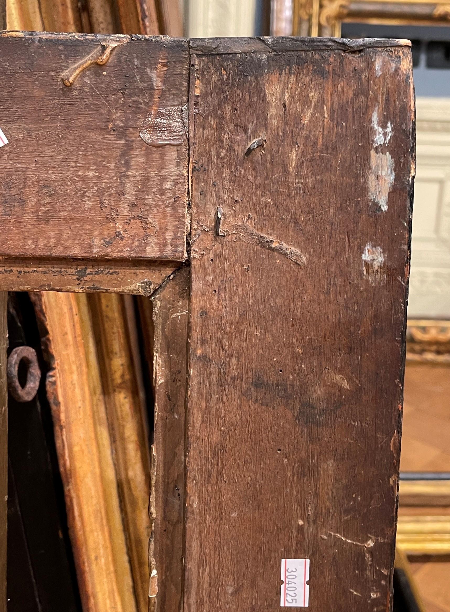 Cornice Modanata in Legno Ebanizzato e Dorato. Italia Centrale XVII Secolo