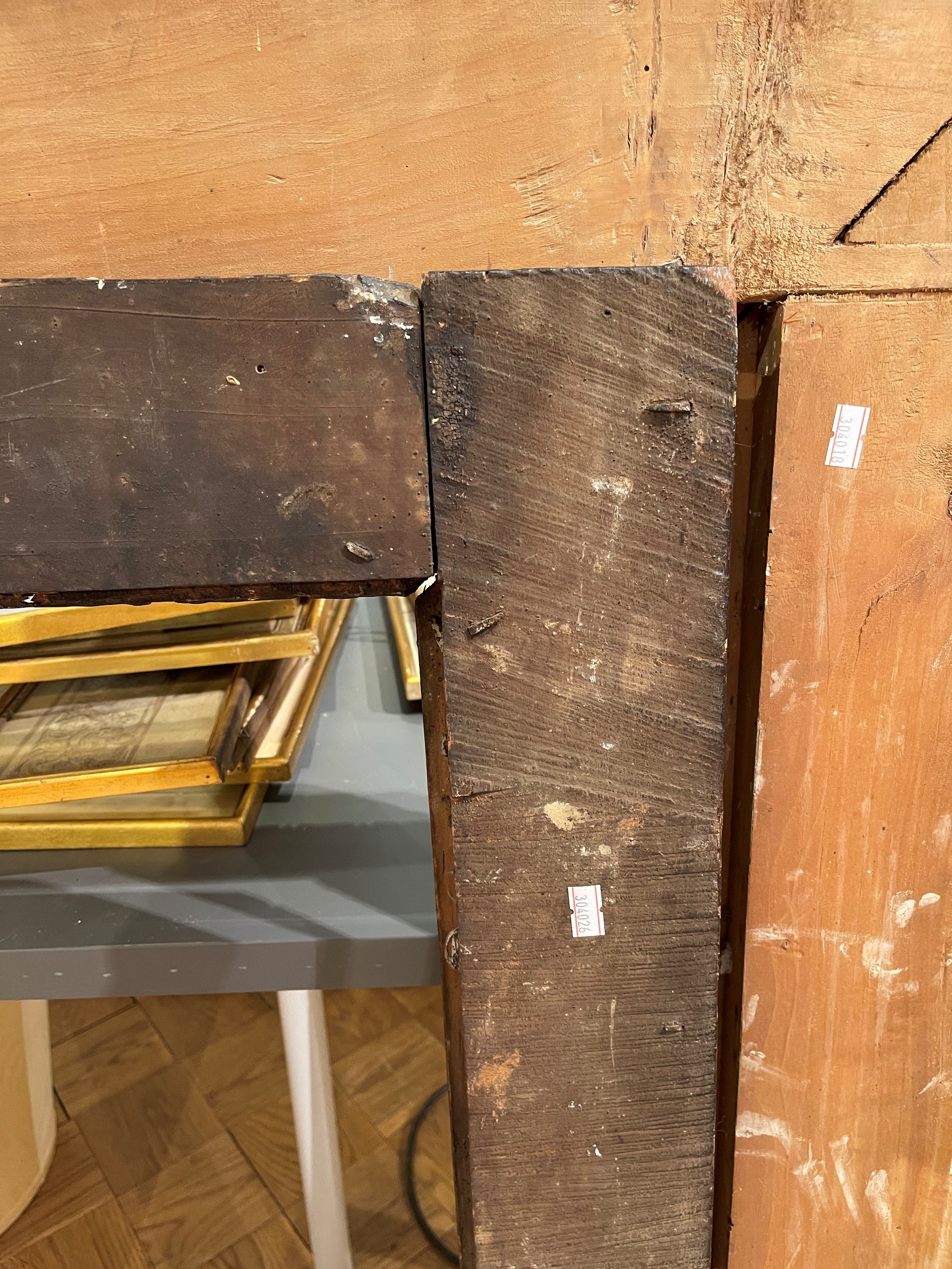 Cornice a Cassetta in Legno Ebanizzato con Racemi Dorati. Toscana XVII Secolo