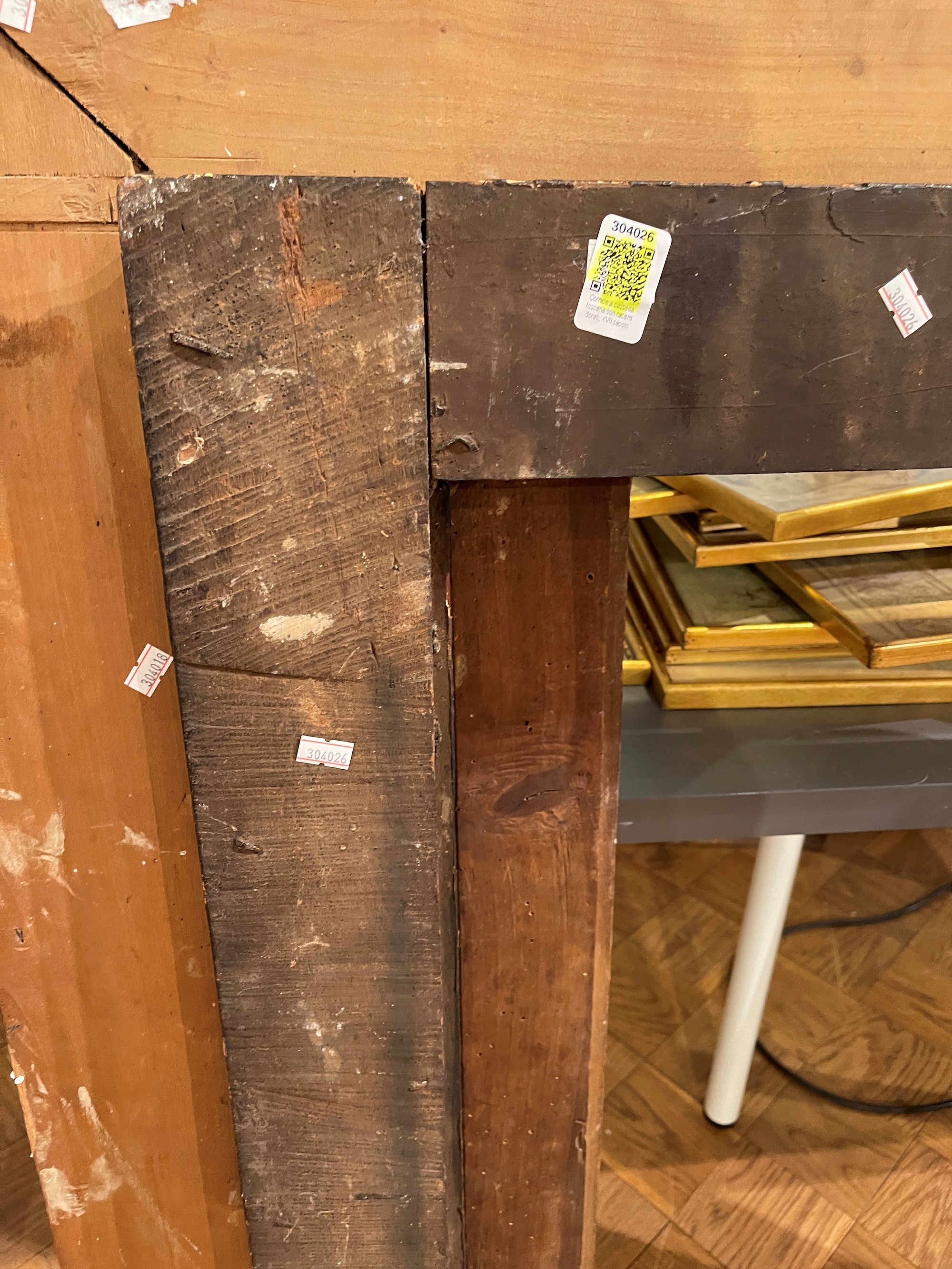 Cornice a Cassetta in Legno Ebanizzato con Racemi Dorati. Toscana XVII Secolo