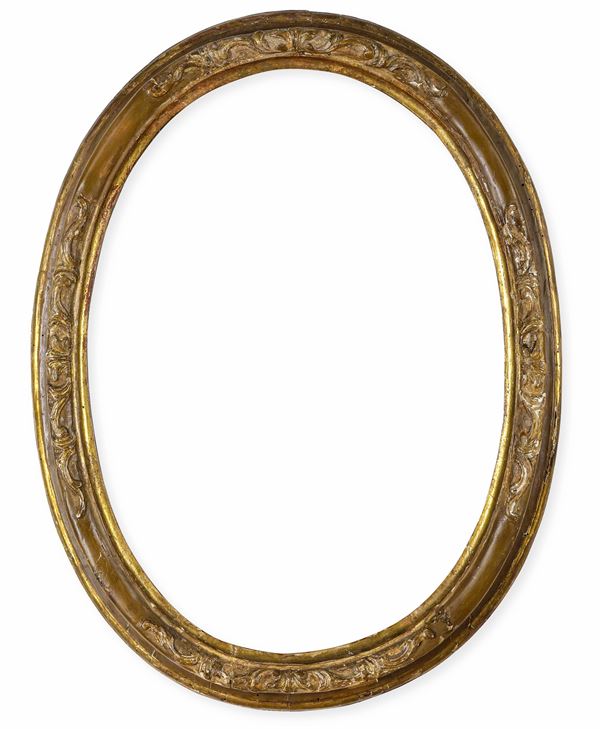 Cornice ovale laccata e dorata con specchio. Piemonte XVIII secolo
