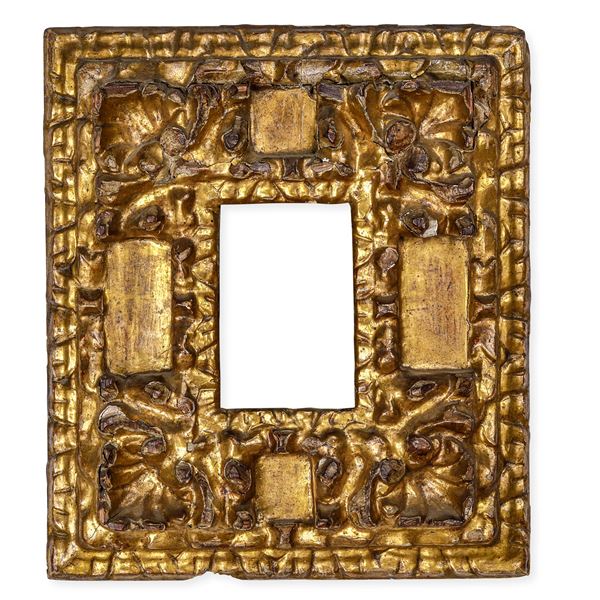 Piccola cornice in legno intagliato e dorato. Sicilia o Spagna, XVII secolo