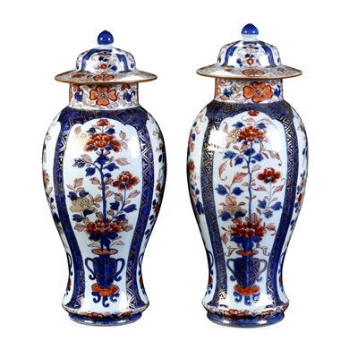Coppia di Potiches in Porcellana Imari a Decoro Floreale.cina, Epoca Yongzheng (1723-1735)
