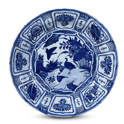 Piatto in Porcellana Bianca e Blu Kraak a Decoro Paesaggistico con Uccelli, Cina, Dinastia Ming, ...