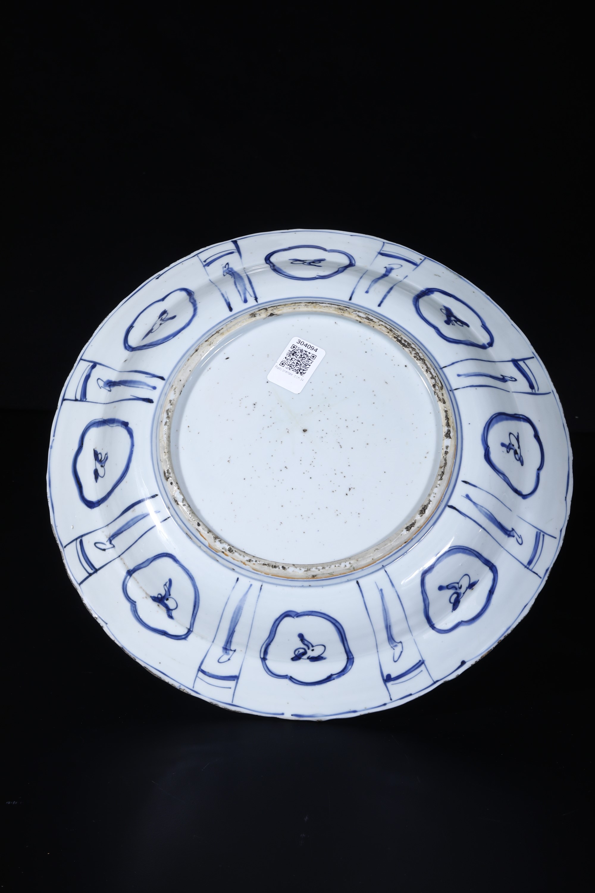 Piatto in Porcellana Bianca e Blu Kraak a Decoro Paesaggistico con Uccelli, Cina, Dinastia Ming, ...