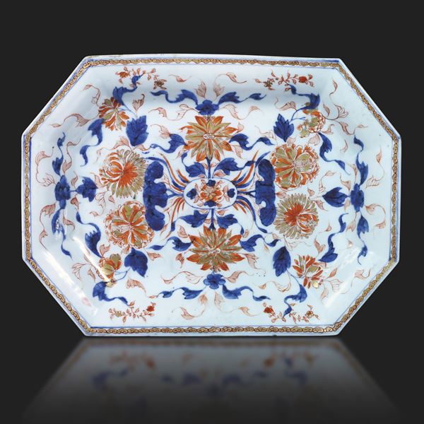 Vassoio in porcellana a decoro floreale, Cina, Dinastia Qing, XVIII secolo