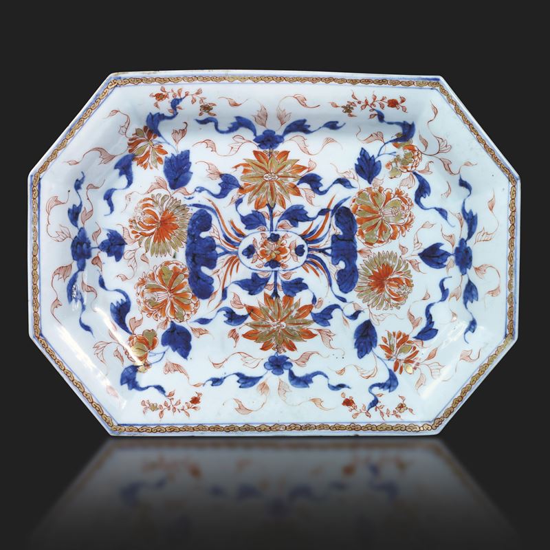 Vassoio in porcellana a decoro floreale, Cina, Dinastia Qing, XVIII secolo  - Auction Asian Art - II - Cambi Casa d'Aste