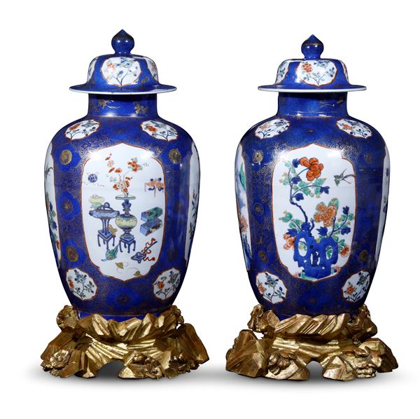 Pair of Blue Poudre potiches with reserves with naturalistic decoration Famille Verte resting on antique gilt bases in the shape of stones, Qing Dynasty, Kangxi era (1662-1722)