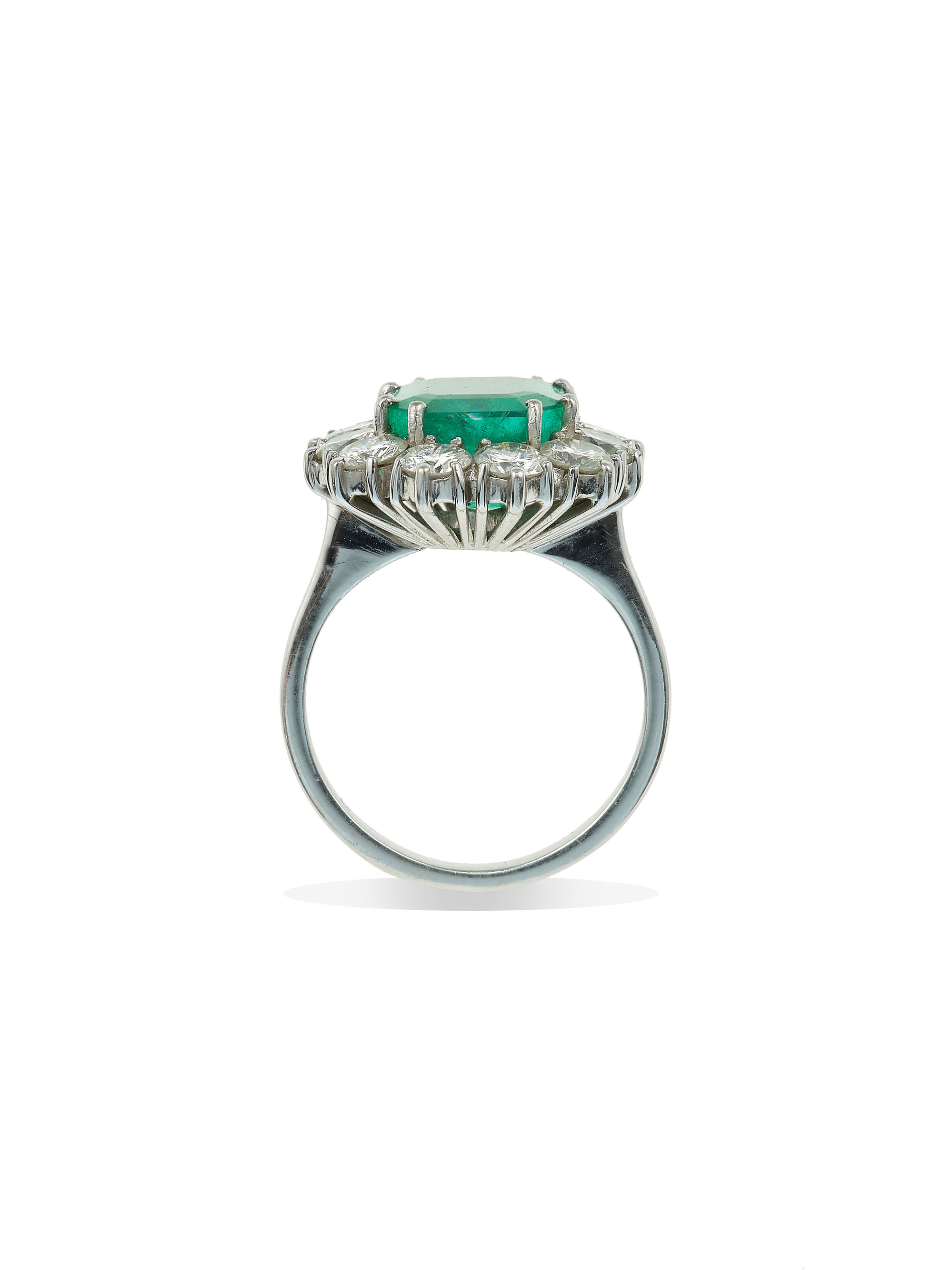 Anello con smeraldo colombiano (ct 4,00 ca.) e diamanti, in oro bianco 750/1000