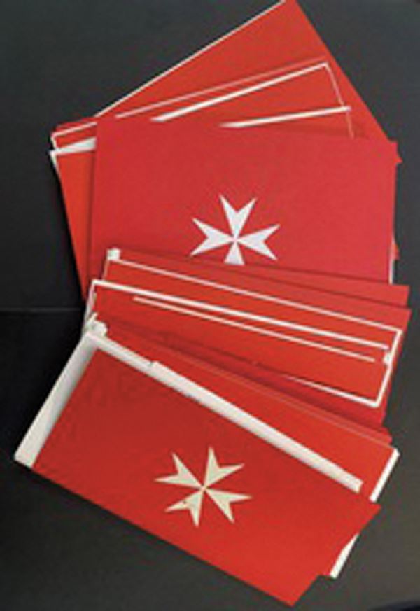 1990/2001 - Sovrano Militare Ordine di Malta - 26 cartoncini contenenti molti francobolli o foglietti prime emissioni del periodo, molti con le prove di colore, con lettera ufficiale delle Poste Magistrali e la tiratura delle varie prove e le caratteristiche tecniche sui dépliants esplicativi.