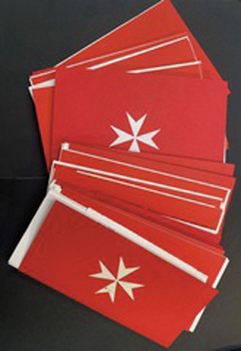 1990/2001 - Sovrano Militare Ordine di Malta - 26 cartoncini contenenti molti francobolli o foglietti prime emissioni del periodo, molti con le prove di colore, con lettera ufficiale delle Poste Magistrali e la tiratura delle varie prove e le caratteristiche tecniche sui dépliants esplicativi.  - Asta Filatelia e Storia Postale - Cambi Casa d'Aste