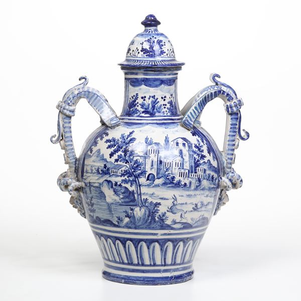 Grande vaso biansato datato 1743. Probabilmente Napoli, prima metà del XX secolo.