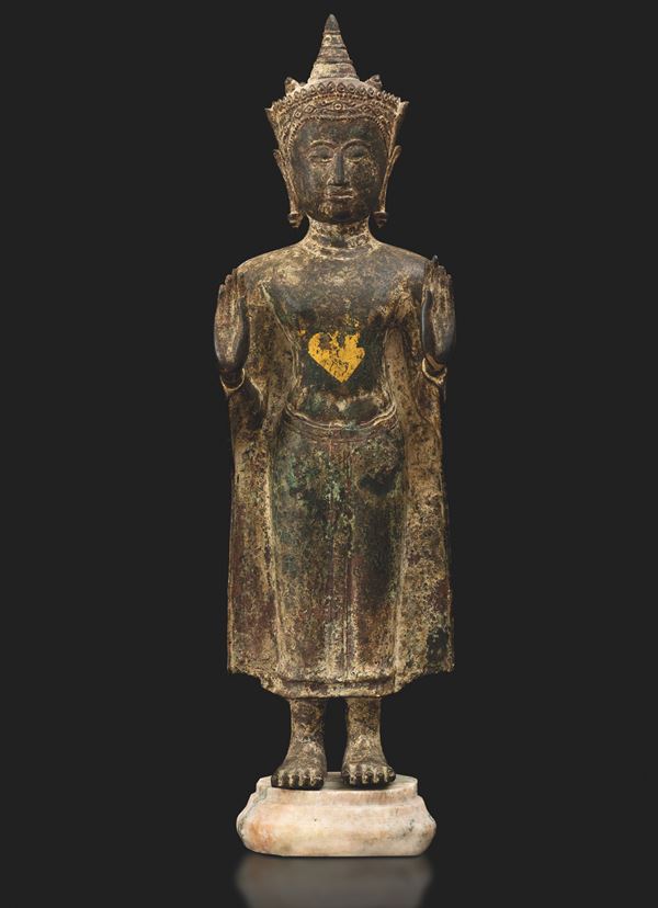 Figura di Buddha stante in bronzo con tracce di doratura, Thailandia, XIX secolo, periodo Ayutthaya   (1351-1767)