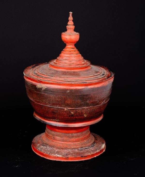 Coppia di vasi in legno laccato rosso con coperchio, Indonesia, XX secolo