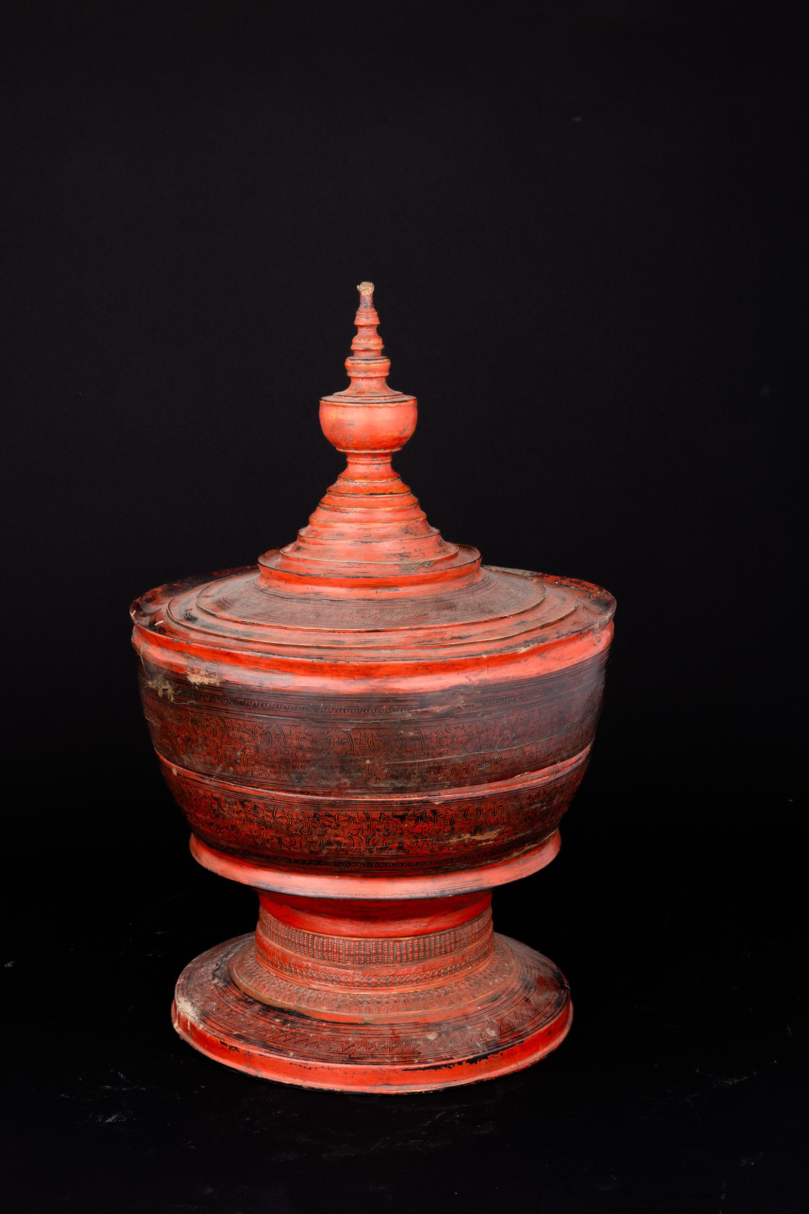 Coppia di Vasi in Legno Laccato Rosso con Coperchio, Indonesia, XX Secolo