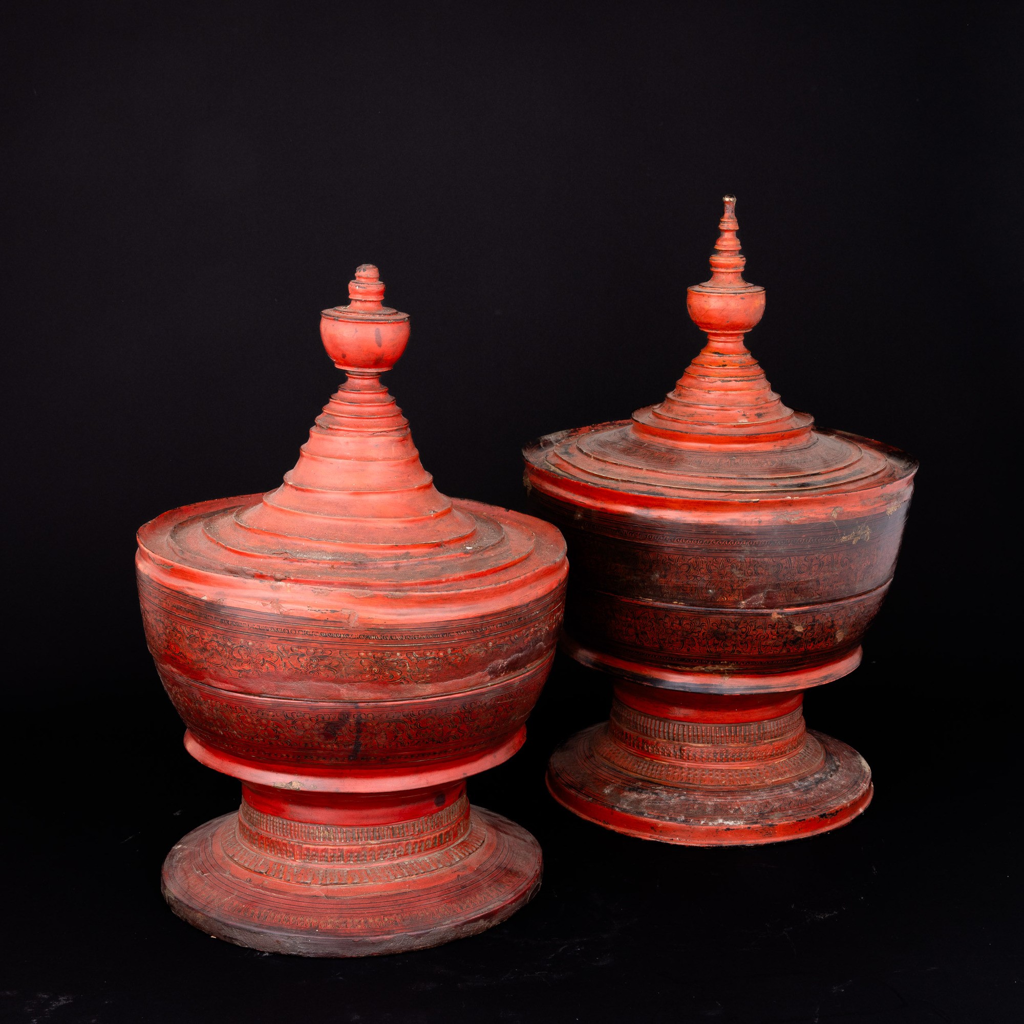 Coppia di Vasi in Legno Laccato Rosso con Coperchio, Indonesia, XX Secolo