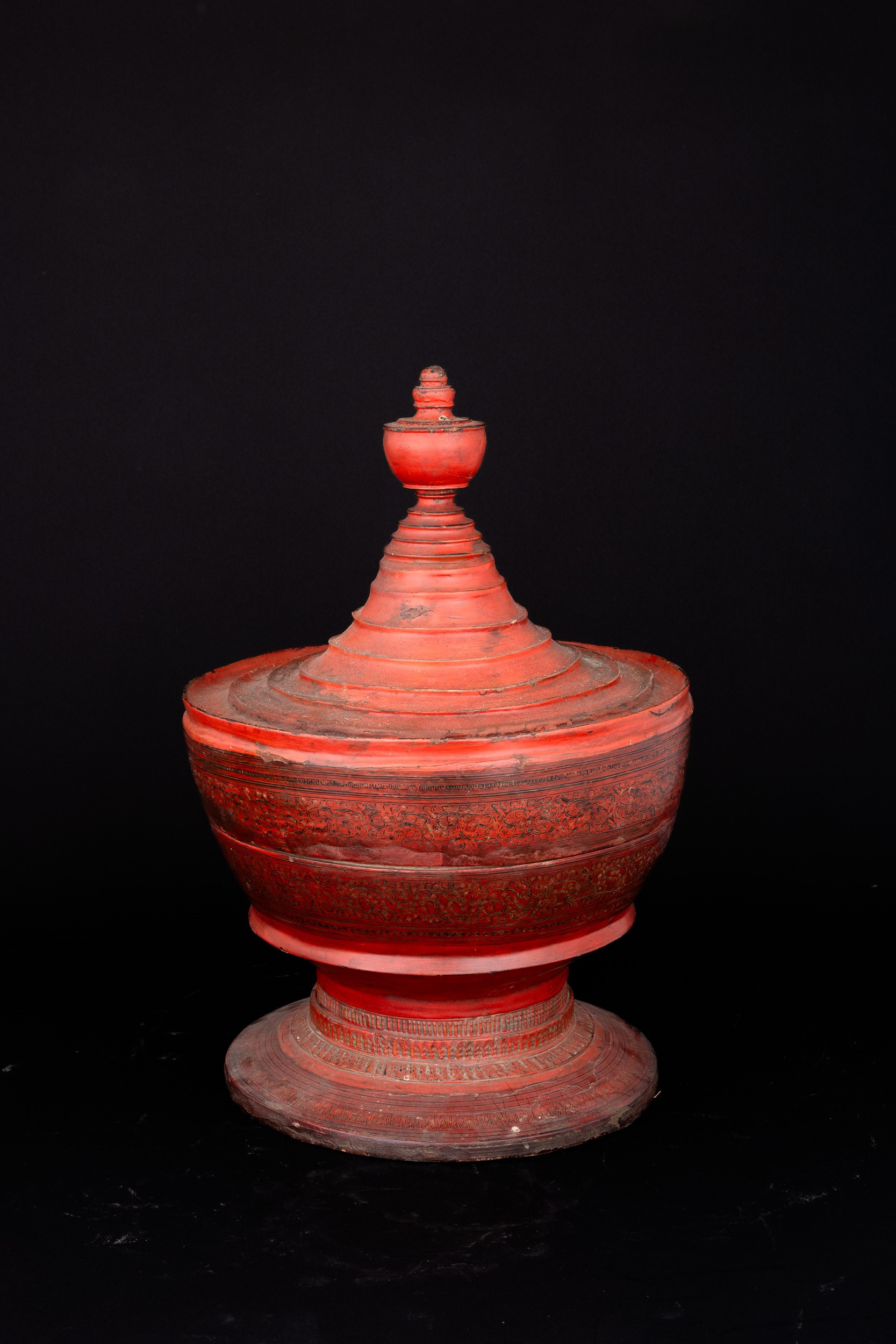 Vaso in Legno Laccato Rosso con Coperchio, Indonesia, XIX Secolo