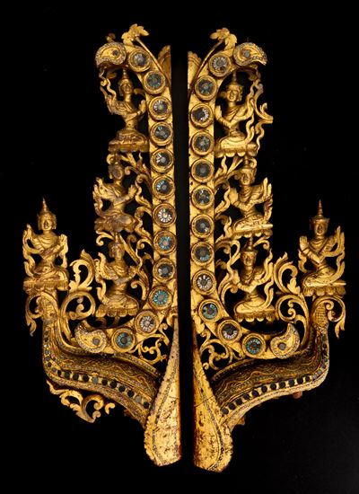 Fregio in Legno Dorato con Innesti di Pietre Dure Raffigurante Scena Mitologica, Thailandia, XIX ...