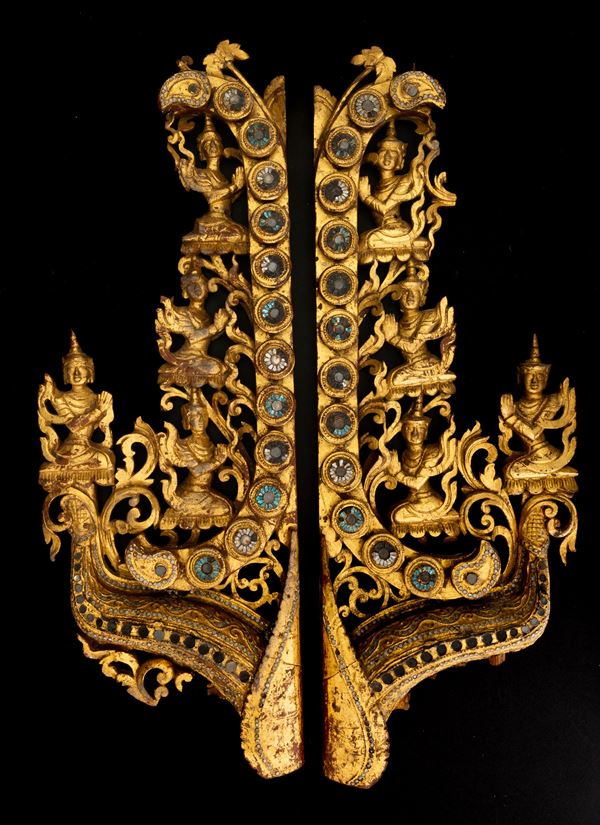 Fregio in legno dorato con innesti di pietre dure raffigurante scena mitologica, Thailandia, XIX secolo