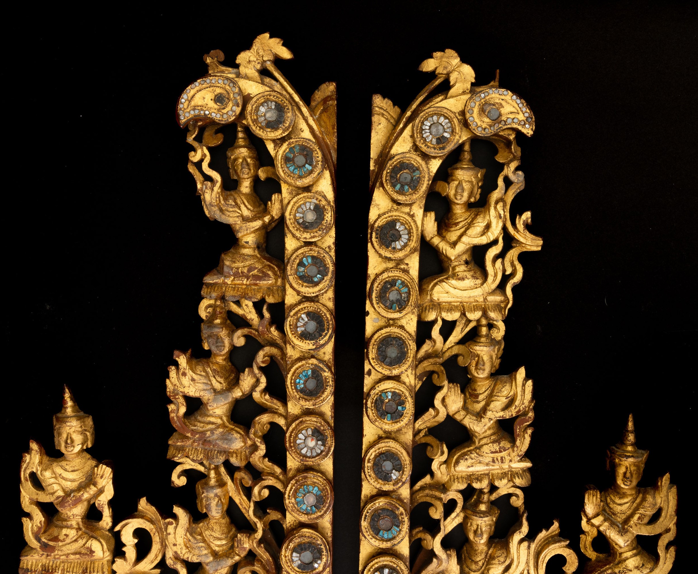 Fregio in Legno Dorato con Innesti di Pietre Dure Raffigurante Scena Mitologica, Thailandia, XIX ...