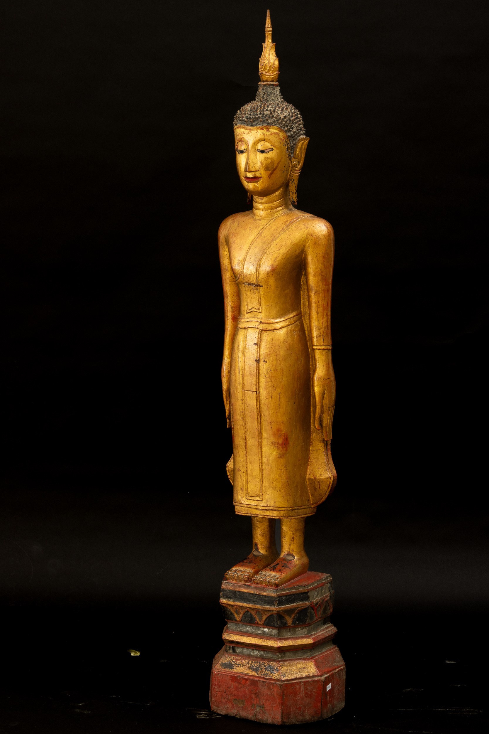 Figura di Buddha Stante in Legno, Thailandia, XIX Secolo, Regno di Rattanakosin/del Siam (1782-19...