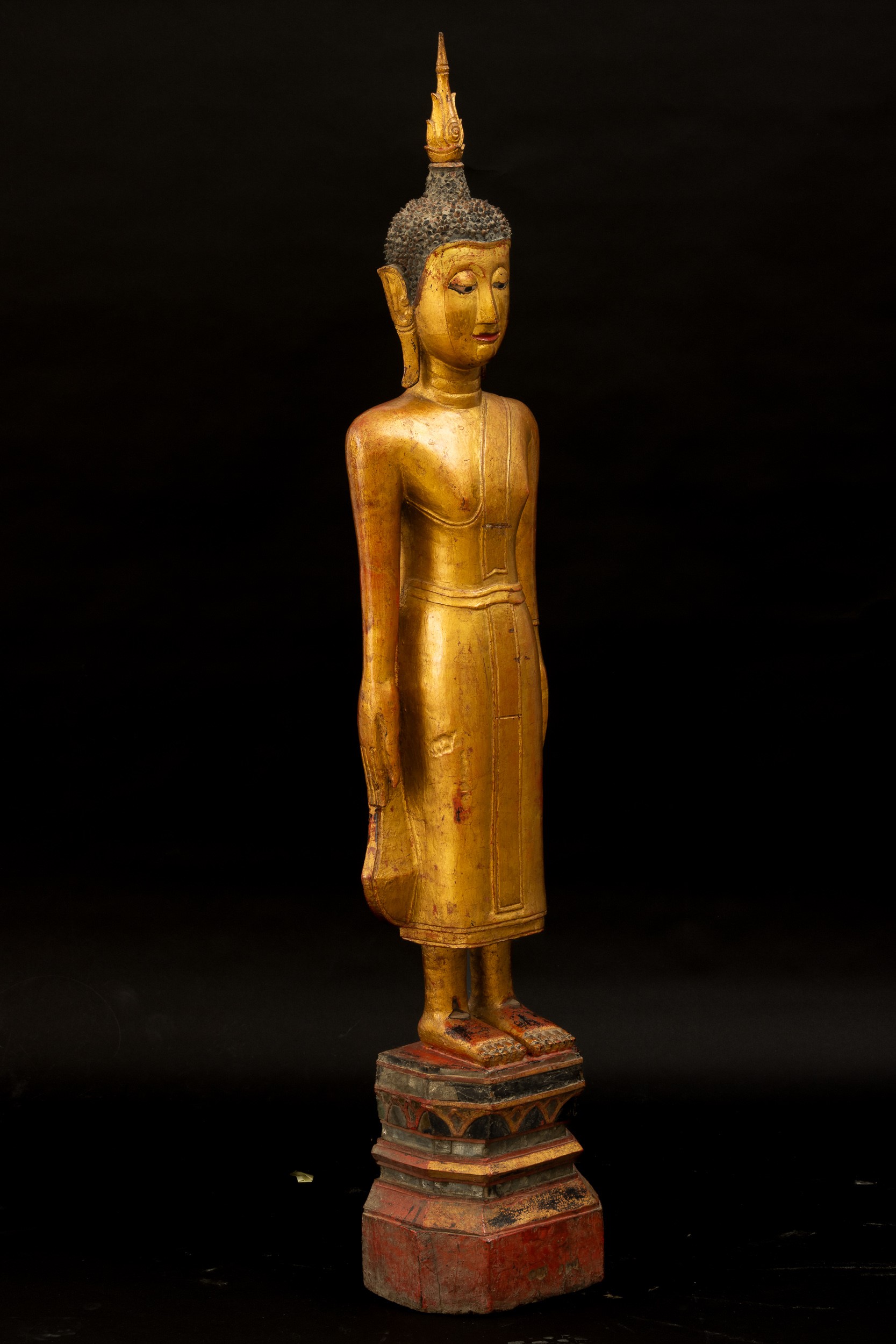 Figura di Buddha Stante in Legno, Thailandia, XIX Secolo, Regno di Rattanakosin/del Siam (1782-19...