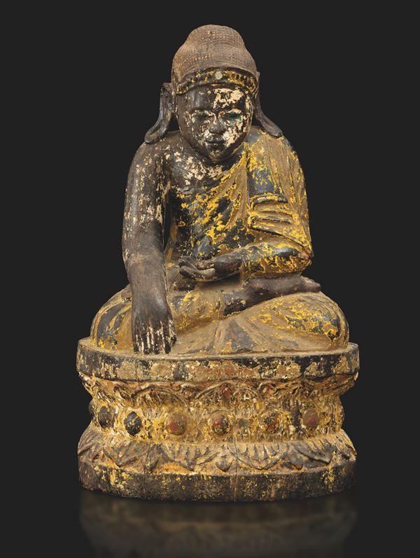 Figura di Buddha Sakyamuni in legno seduto su doppio fiore di loto, Indonesia, XIX secolo