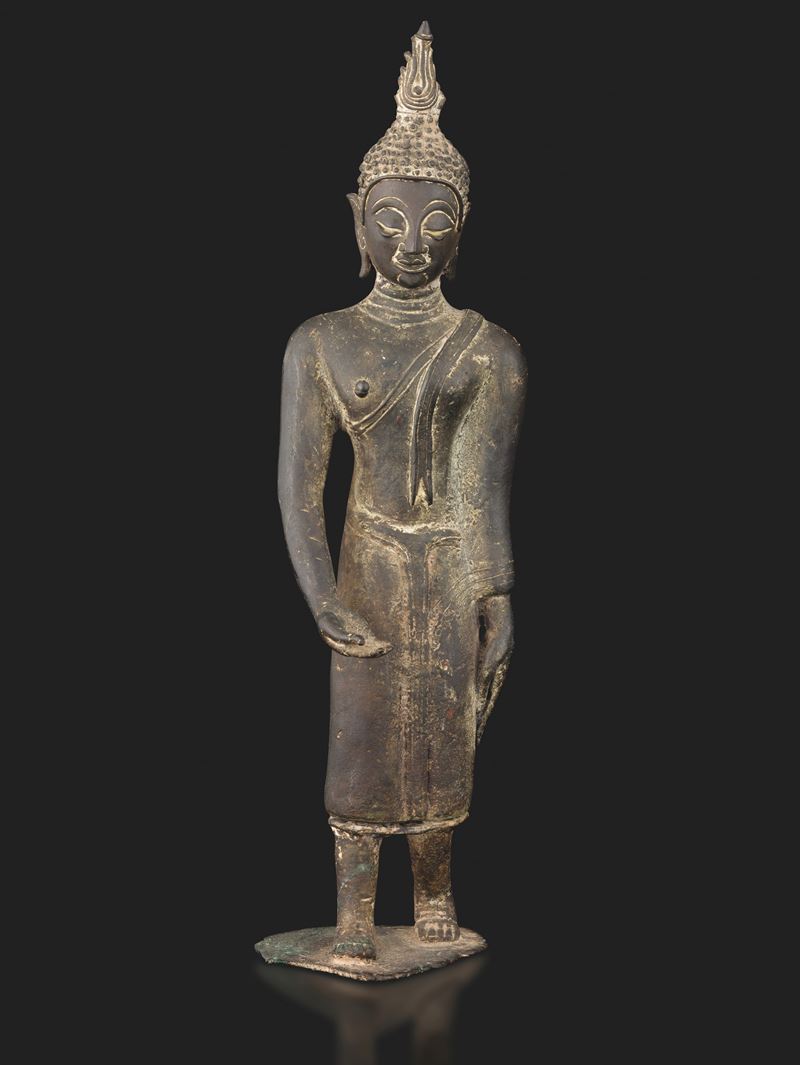 Figura di Buddha stante in bronzo, Thailandia, XIX secolo, Regno di Rattanakosin/del Siam (1782-1932)  - Auction Asian Art - II - Cambi Casa d'Aste