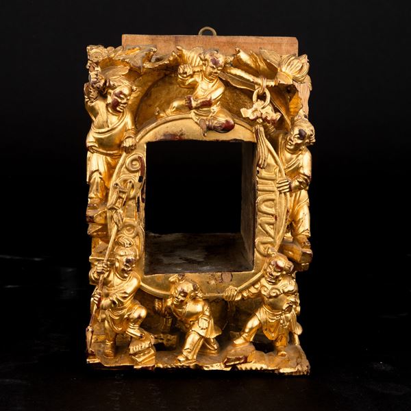Cornice decorata in legno dorato con personaggi, Canton, Cina, XIX secolo