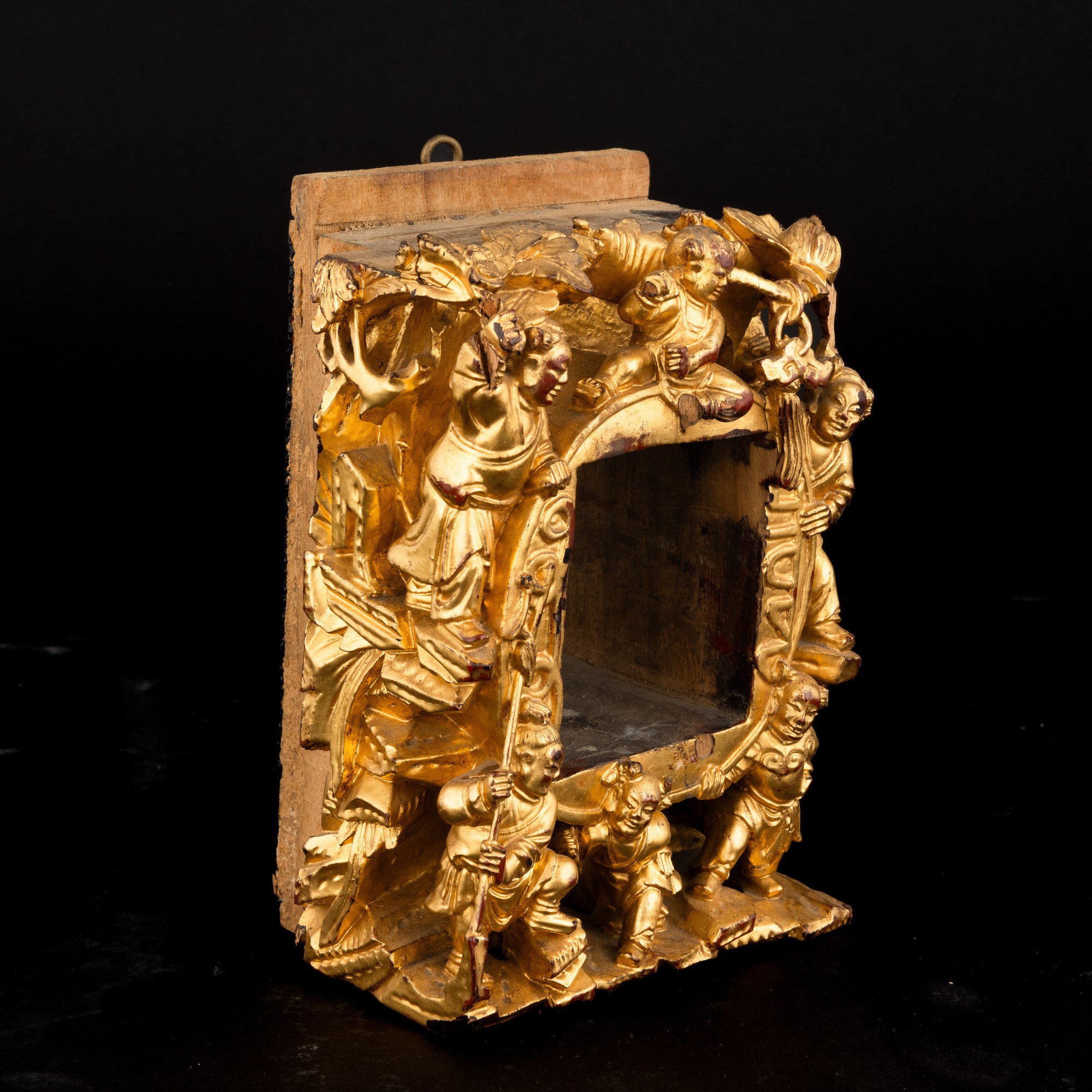 Cornice Decorata in Legno Dorato con Personaggi, Canton, Cina, XIX Secolo