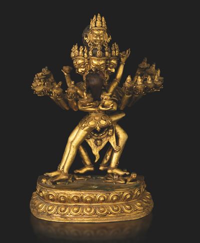 Figura di Guhyasamaja in Yab-yum Stante su Doppio Fiore di Loto in Bronzo Dorato con Tracce di Po...