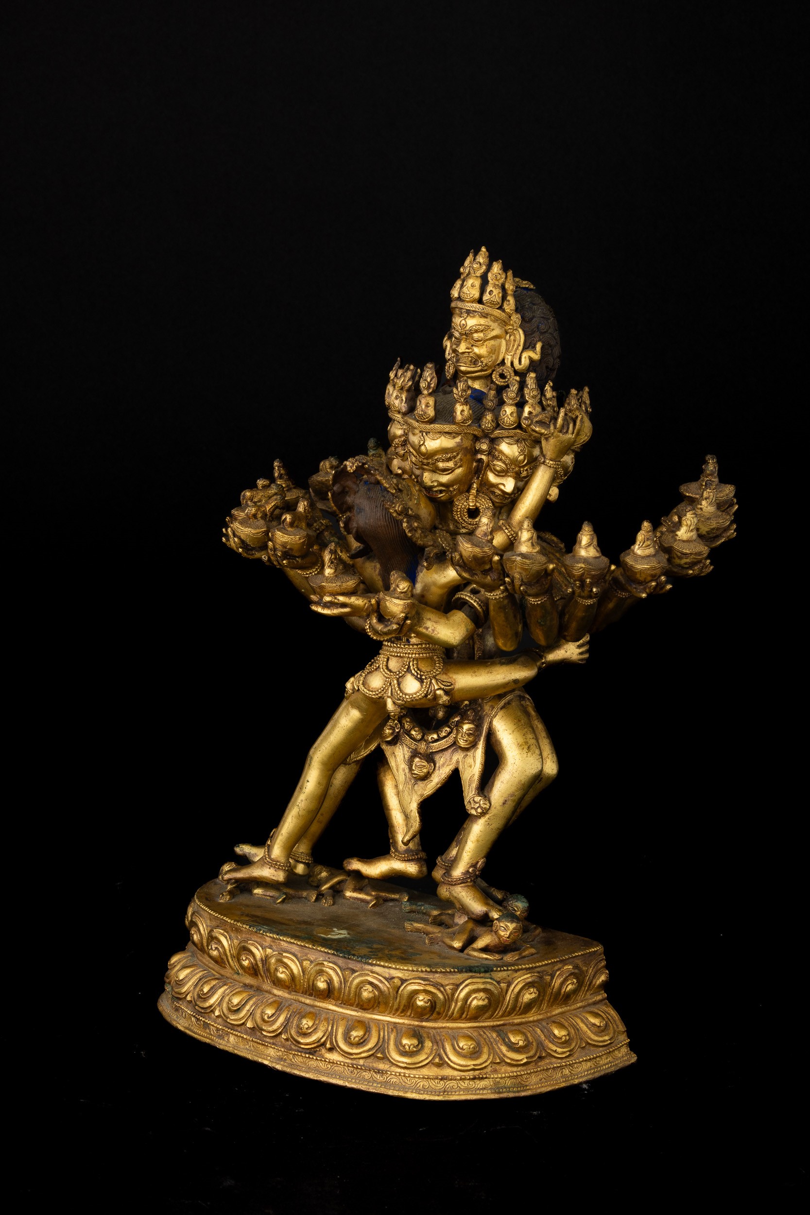 Figura di Guhyasamaja in Yab-yum Stante su Doppio Fiore di Loto in Bronzo Dorato con Tracce di Po...