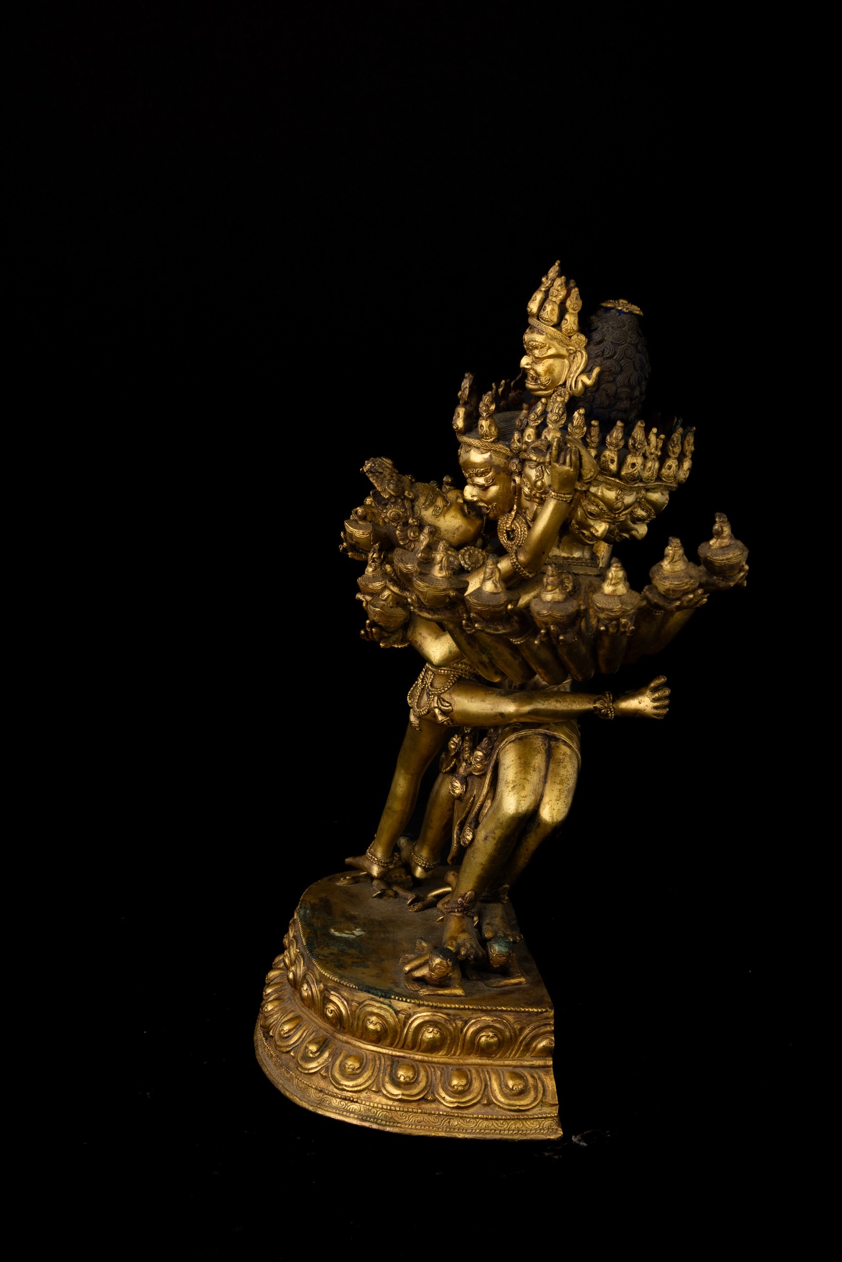 Figura di Guhyasamaja in Yab-yum Stante su Doppio Fiore di Loto in Bronzo Dorato con Tracce di Po...